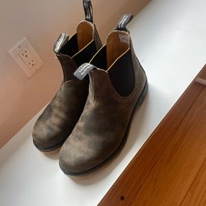 Blundstone Classic 550 Chelsea Boot in Rustic Brown/Mustard soles